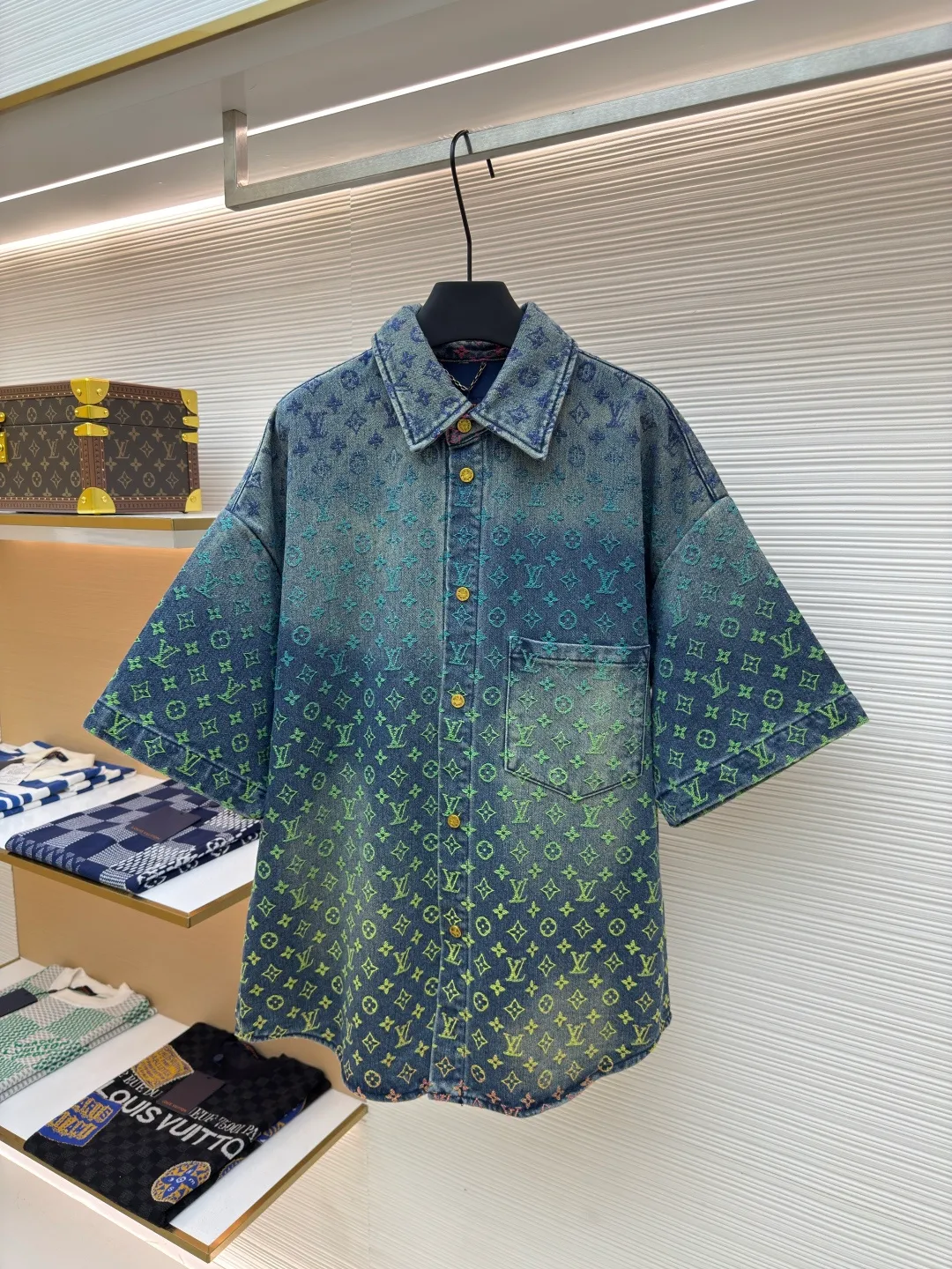 LOUIS VUITTON Gradient color jacquard denim short-sleeved shirt ●Authentic product: purchased and developed for 16900 ●Item number: 1680136-B70 ●Material: denim fabric ●Technology: jacquard gradient production ●Version: fitted version ●Weight: about 880 grams ●Size: XS-S-M-L ●Description: The fabric is made of 10s*7s combed cotton denim, matched with 60s twill Tencel cotton lining, purchased Y version color matching, ordered and dyed 4 color weft yarns, referring to the Y version color gradient level, single color yarn hand-numbered fabric organization, 1:1 restoration of pattern painting jacquard device, weft yarn is made of 100% cotton yarn, the fabric is woven with a rapier jacquard machine, purely hand-made single-piece cutting, front and rear trouser waistbands are all It is cut with positioning flowers. The two patch pockets on the back are made of restored flowers. All the trousers hanging ears have the Presbyopia logo in the middle. The triangular hanging ears on the back are made of round flowers on the bottom. The upper two flowers are completely symmetrical and centered, and the details are directly filled out. For the washing process, the plastic sealing film material is used to open the mold and position it. Nine positions are manually sprayed twice for coloring. During this period, the coloring time of the horse must be strictly controlled. If the time is too long, the color will be too dark. If the Y-version effect cannot be achieved, workers must operate quickly and accurately, and then rinse and solidify the color in the later stage. The back waistband is affixed with a cowhide two-layer embossed leather tag, with the brand logo made of rose gold and white copper. The zipper is made of 2# long puller and closed tail zipper made of bronze. The waist button is made of electroplated antique gold and white copper I-shaped plate. The overall wiring is straight and delicate, the fabric is comfortable and soft, and the color is consistent without color difference. It can be matched with the same style to create a fashionable look and control various occasions. Customized accessories, complete with three standards, same style for men and women!